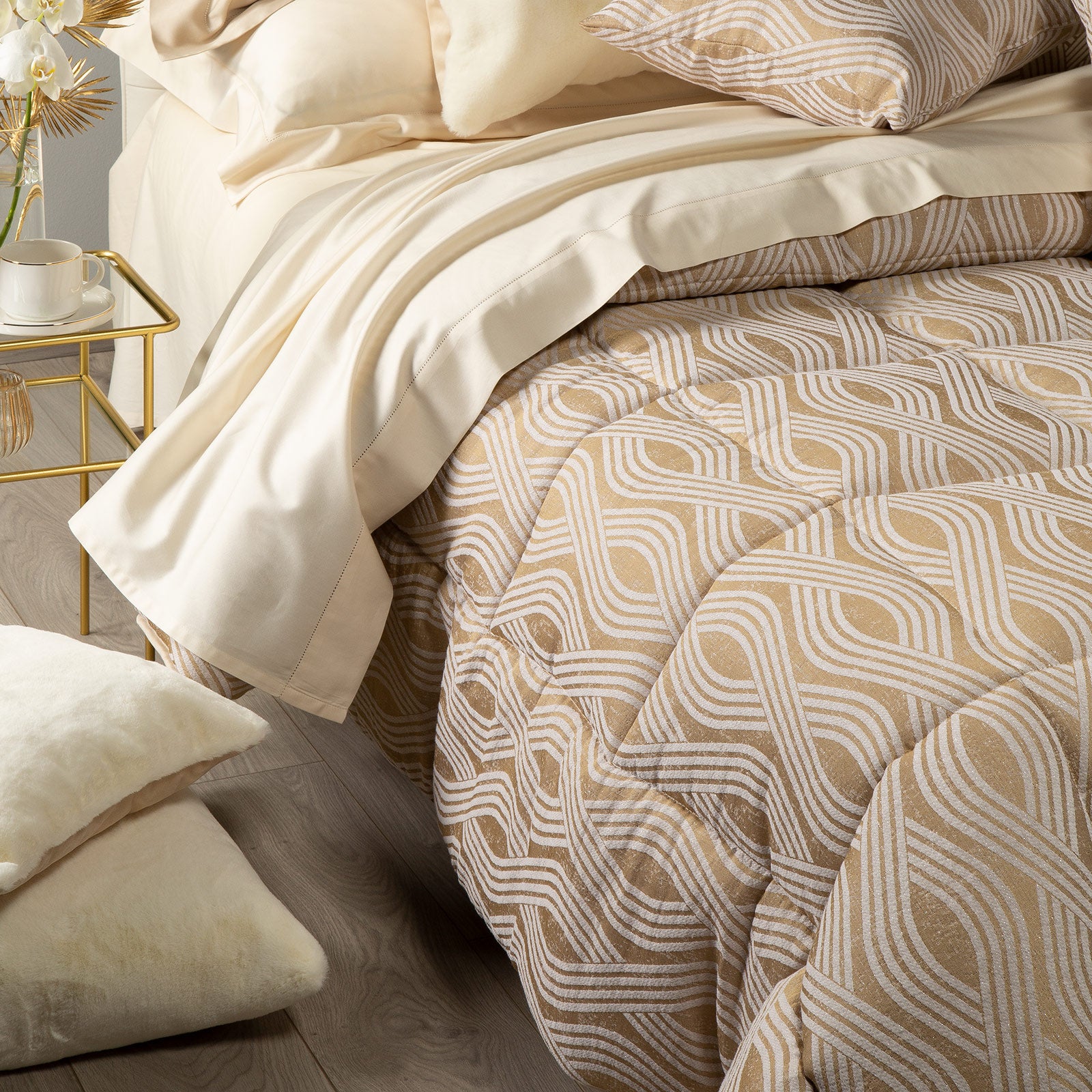 Trapunta-Matrimoniale-Oro-Abbraccio-Floreale-Caleffi-Jacquard-Microfibra